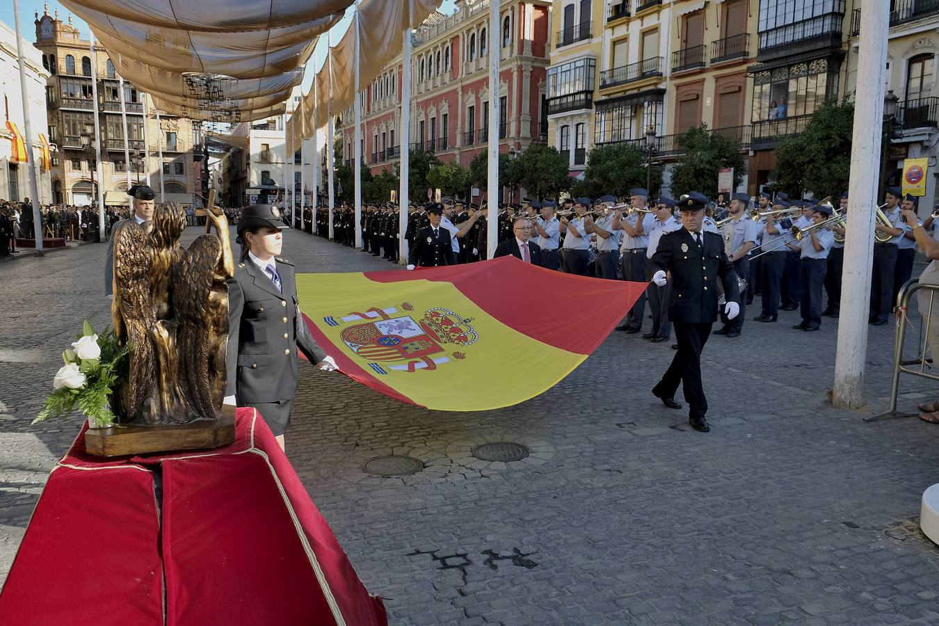 La Policía Nacional lleva al corazón de Sevilla la festividad de los Ángeles Custodios